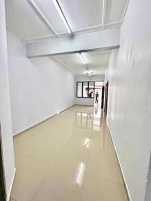 Ruang tamu & makan – Rumah di Jalan Perubatan, Skudai, foto 3