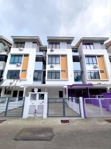 Lake View Homes, Puchong的联排别墅，照片1