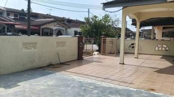 阳台 – Taman Seri Wangsa, Batu Berendam的房屋，照片2
