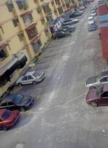 Flat at Sungai Batu (Blok 8), Teluk Kumbar, photo 3