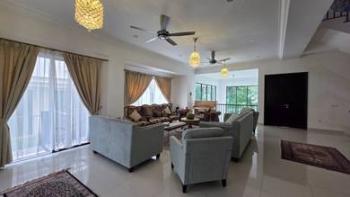 Ruang tamu & makan – Vila di Duta Villa, Setia Alam, foto 4