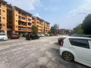 Flat at PKNS Seksyen 8, Shah Alam, photo 1