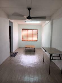 客厅/饭厅 – Flat PKNS Seksyen 7, Shah Alam的组屋，照片1