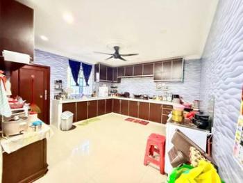 厨房 – Taman Senangin, Senawang的房屋，照片8
