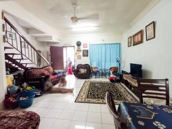 Taman Pinggiran Putra, Seri Kembangan的房屋，照片3