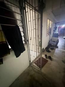 Flat at Blok 81, Jalan Tengah, Bayan Baru, photo 5