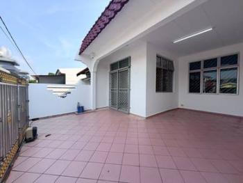 Balkoni – Rumah di Taman Desa Jaya, Tebrau, foto 1
