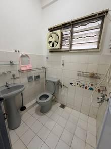 Bilik air – Rumah di Jalan Pisang Barat, Kuching, foto 10