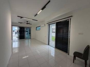 Ruang tamu & makan – Rumah di Setia Tropika, Setia Tropika, foto 2